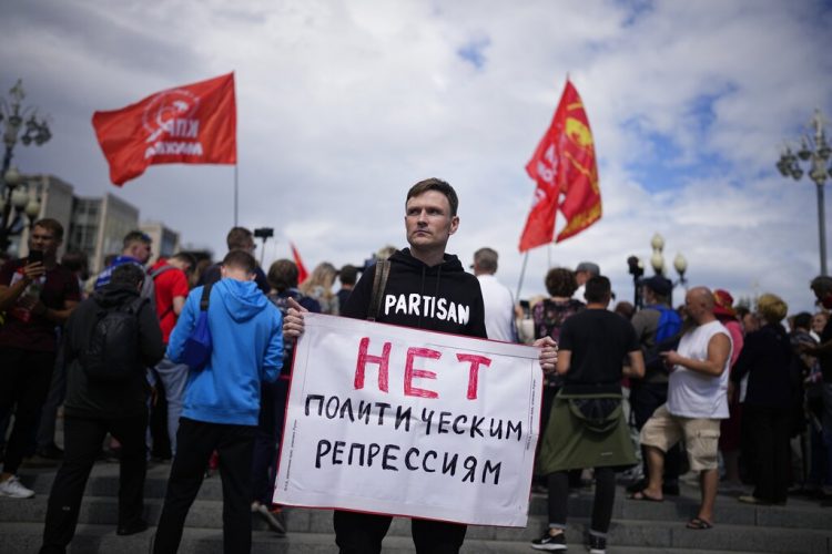 Wed. 8:47 a.m.: Coronavirus deaths in Russia surpass 900 a day for 1st time